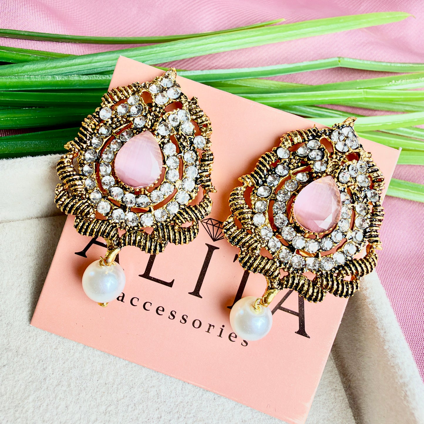 Antiue-Tone Stud (Baby Pink)