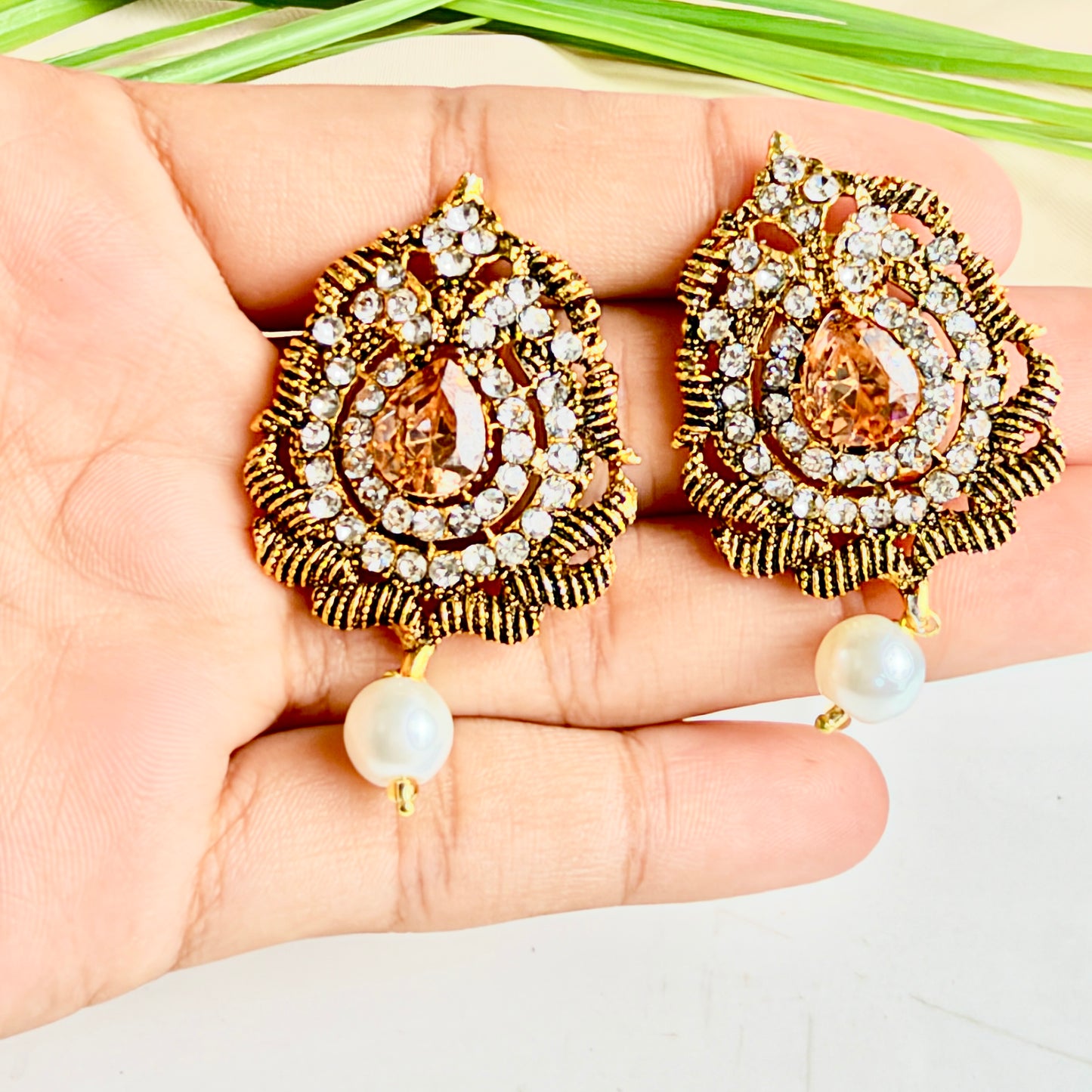 Antiue-Tone Stud (Champagne)
