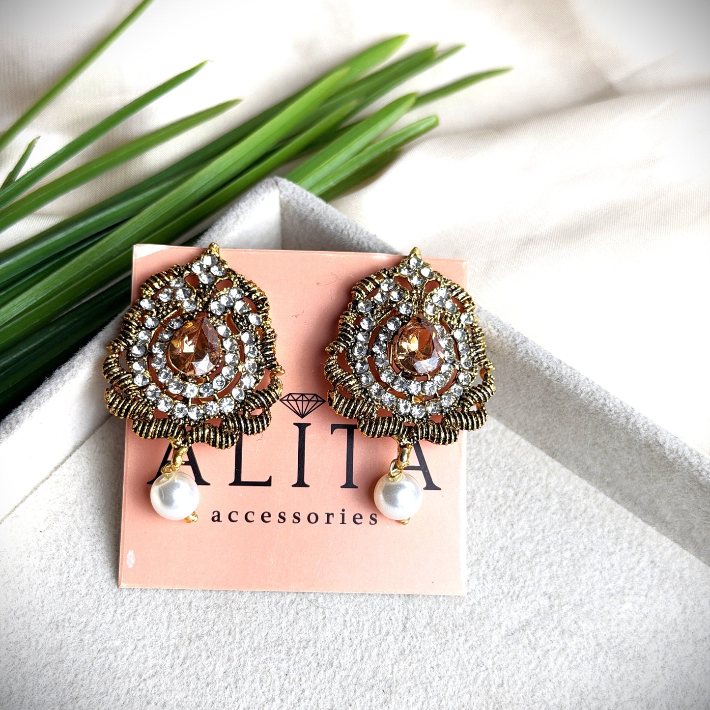 Antiue-Tone Stud (Champagne)