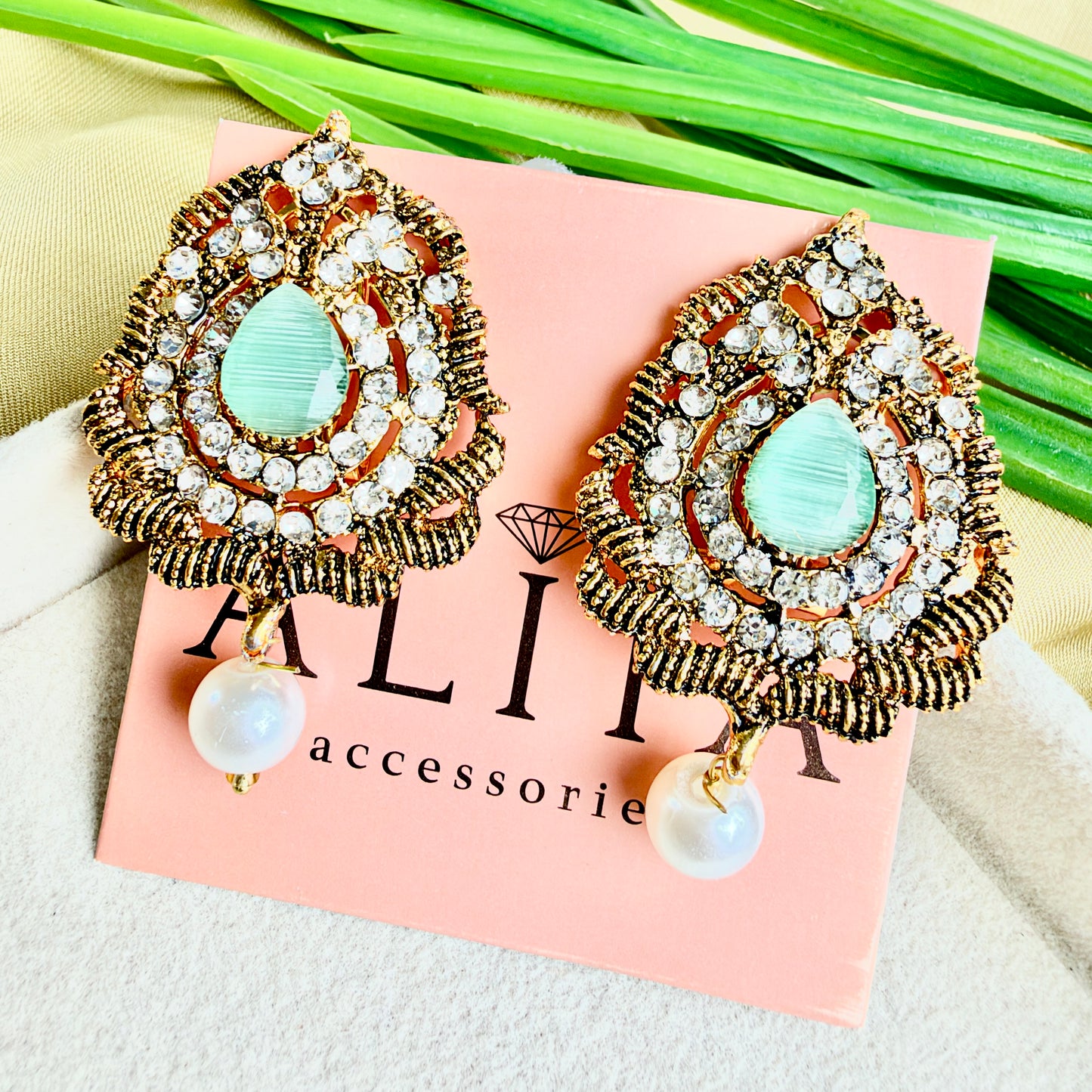 Antiue-Tone Stud (Mint)