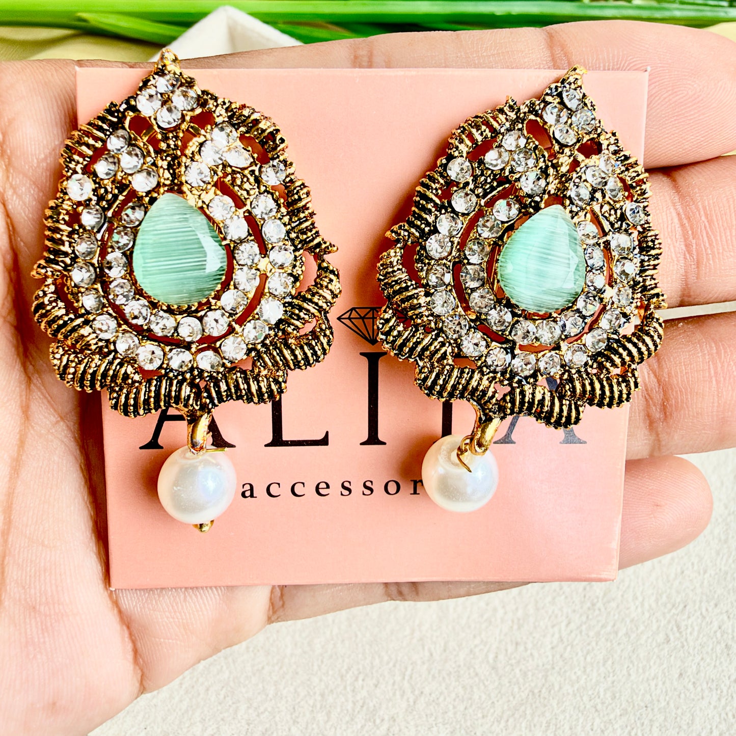 Antiue-Tone Stud (Mint)