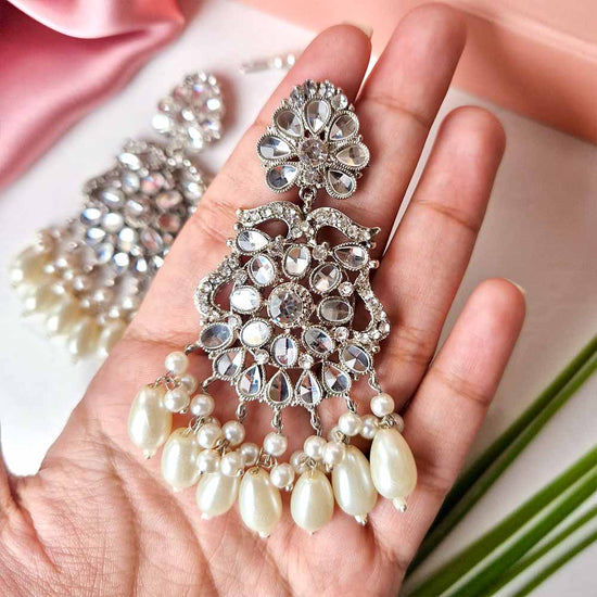 Kiran Earrings and Teeka Set Silver (Pearl)