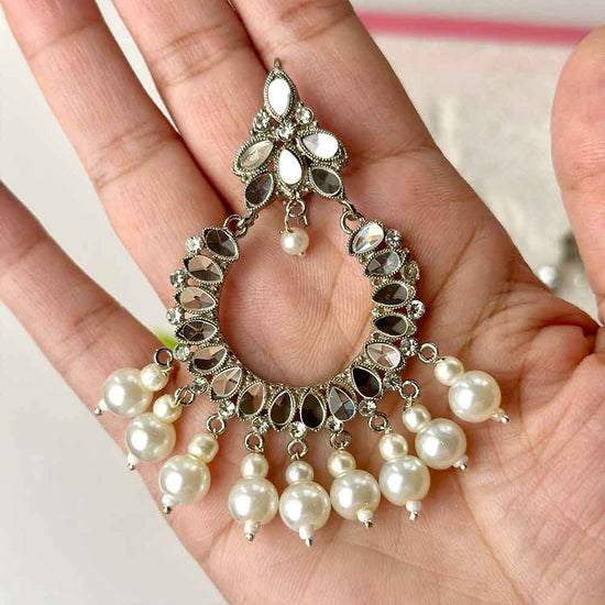 Manika Earrings (Silver Pearl)
