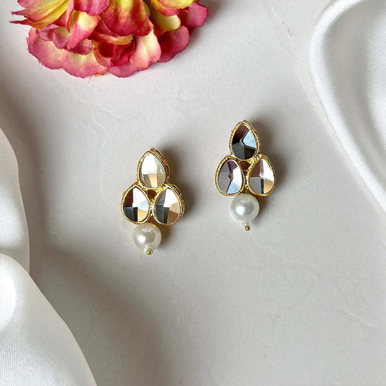 Minimal Earrings/Teeka (Pearl)