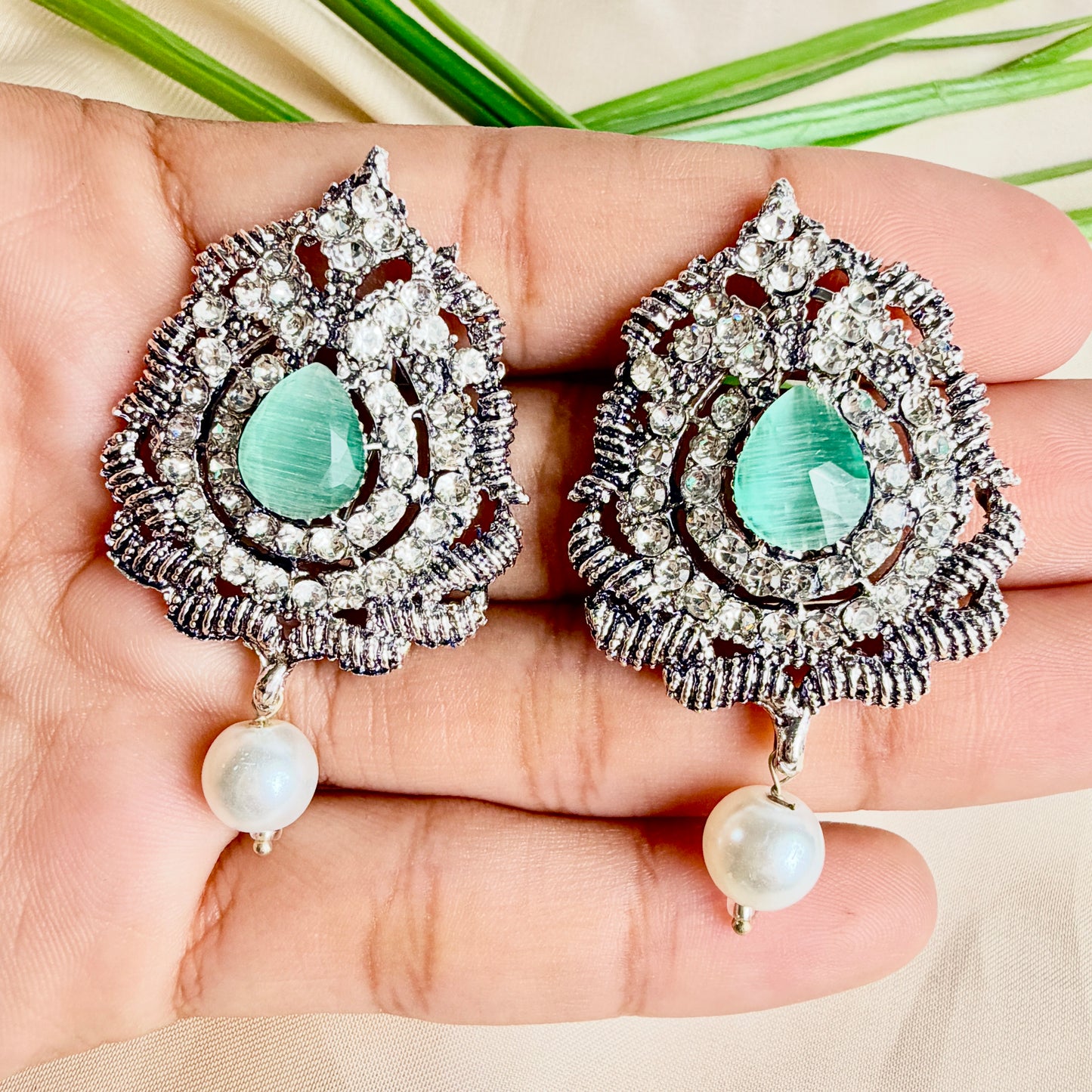 Silver-Tone Stud (Mint)