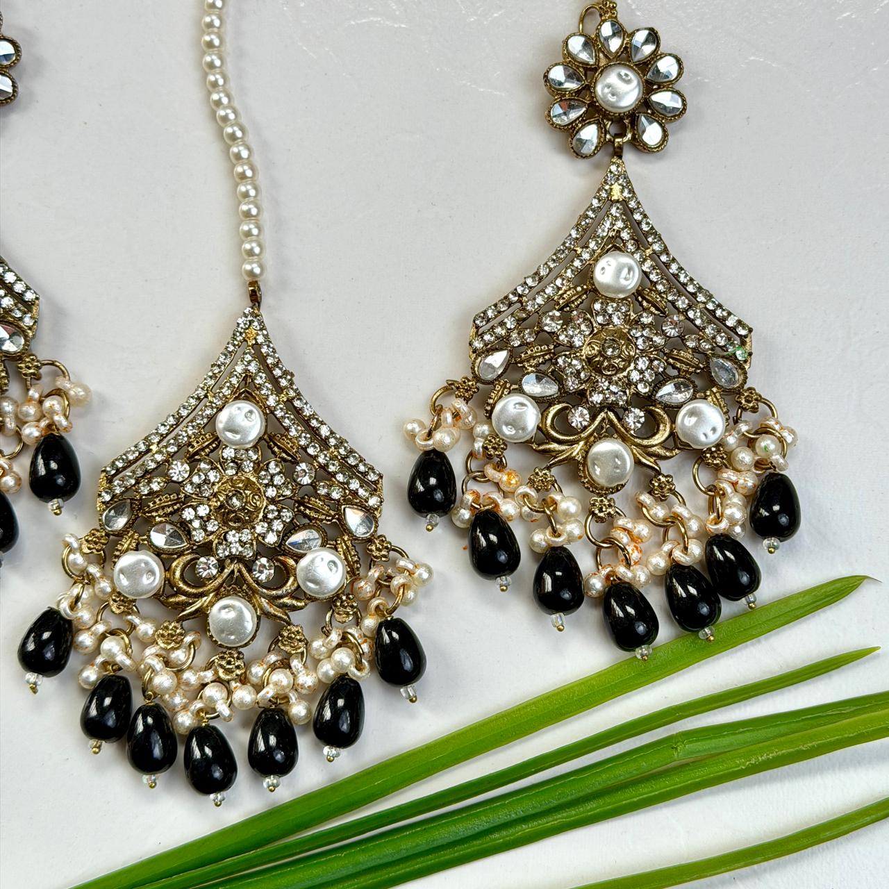 Arshia earrings and teeka set (Black)