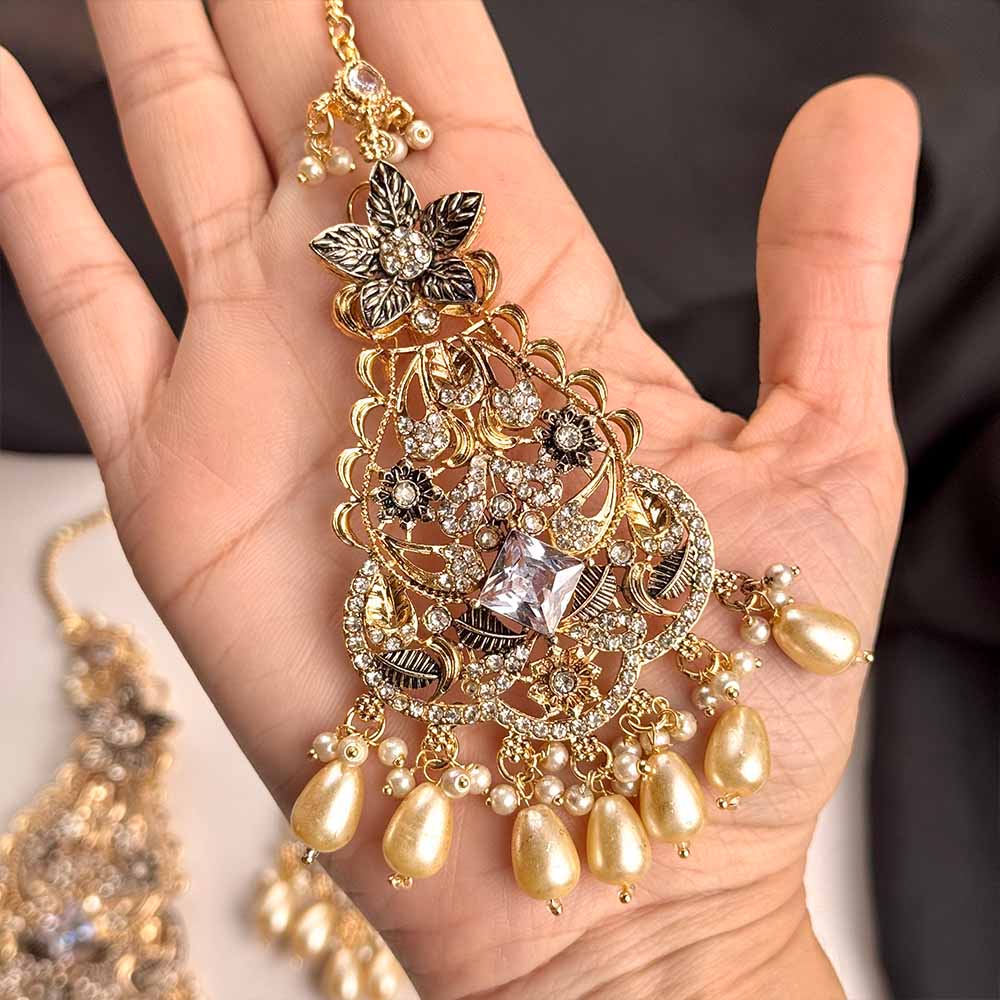 Sabira Earrings Teeka Set