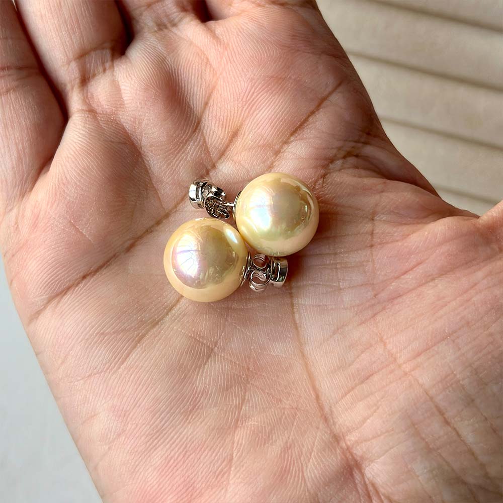 Load image into Gallery viewer, Pearl Studs - Alita Accessories
